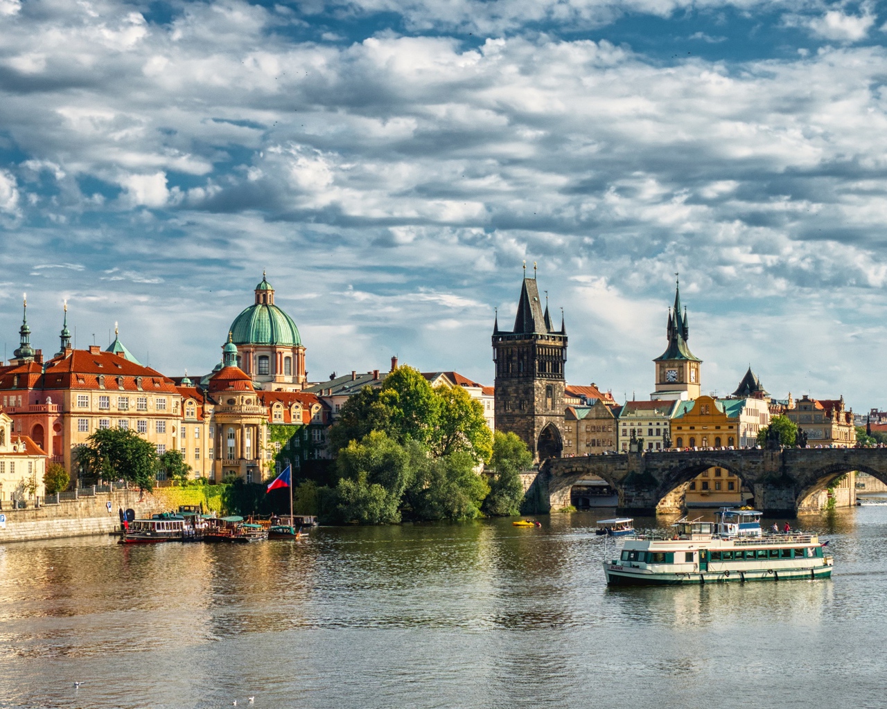Красивый вид на старинный город Прага и Карлов мост, Чехия