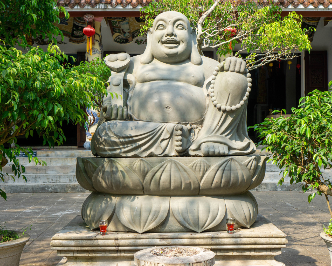 Большая статуя Будды в храме, Вьетнам