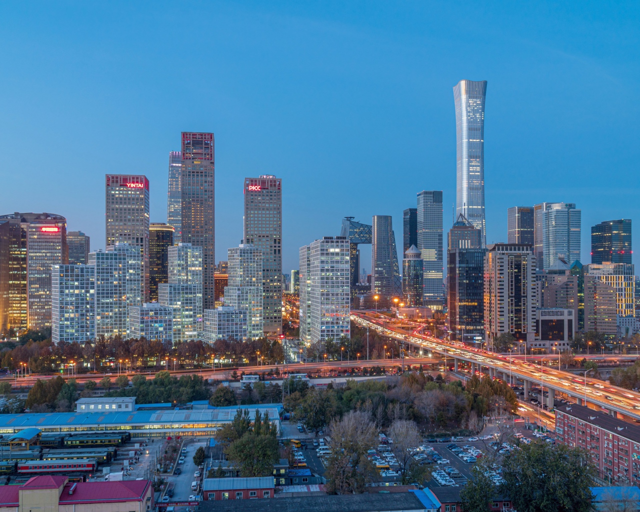 Большой ночной город под голубым небом 