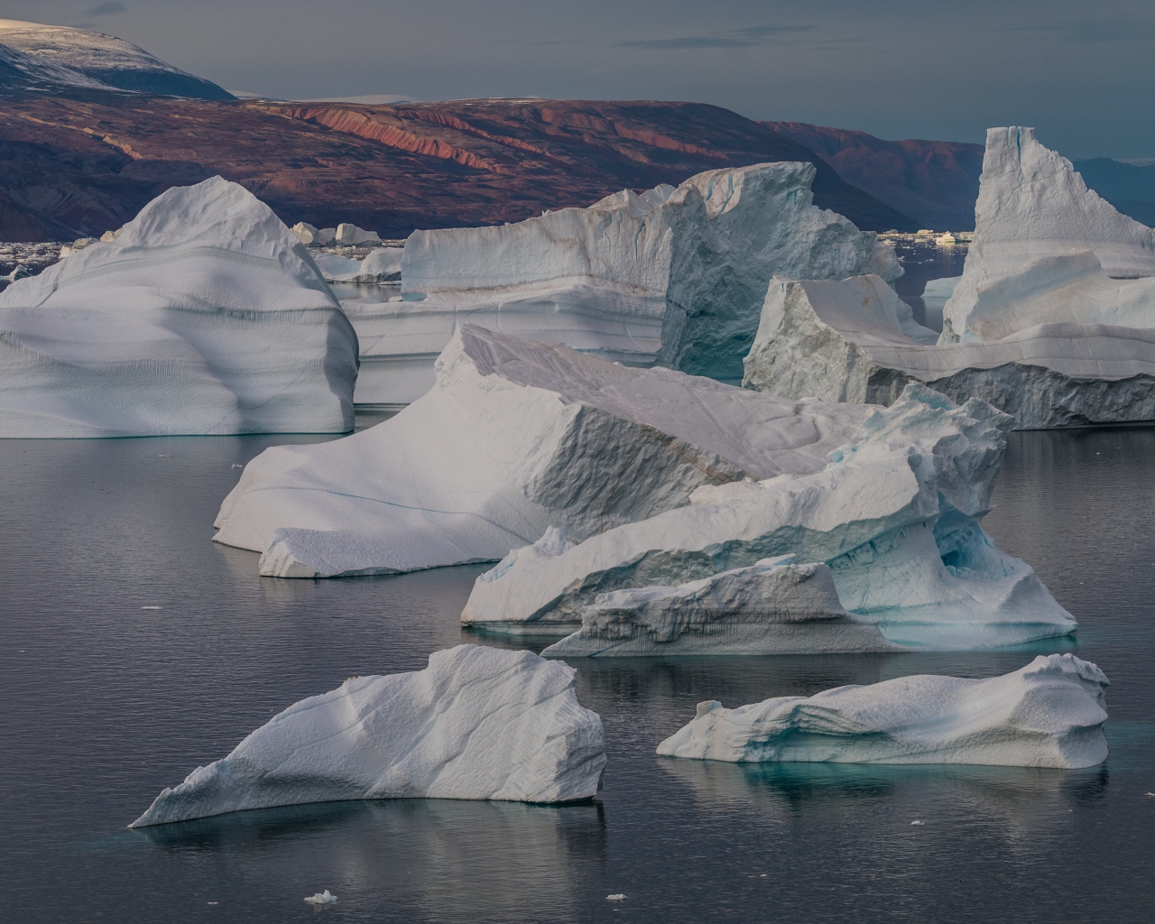 Большие белые айсберги в воде, Арктика 