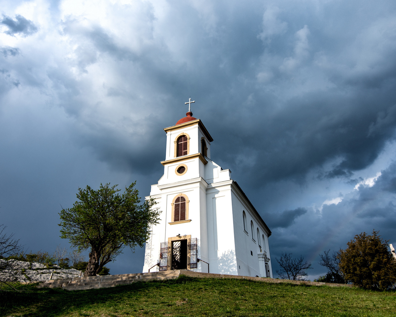 Старая церковь под облачным небом, Венгрия