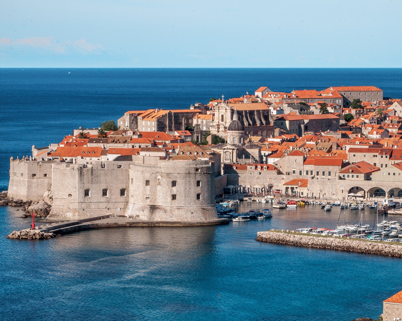 Старый город Дубровник на берегу моря, Хорватия