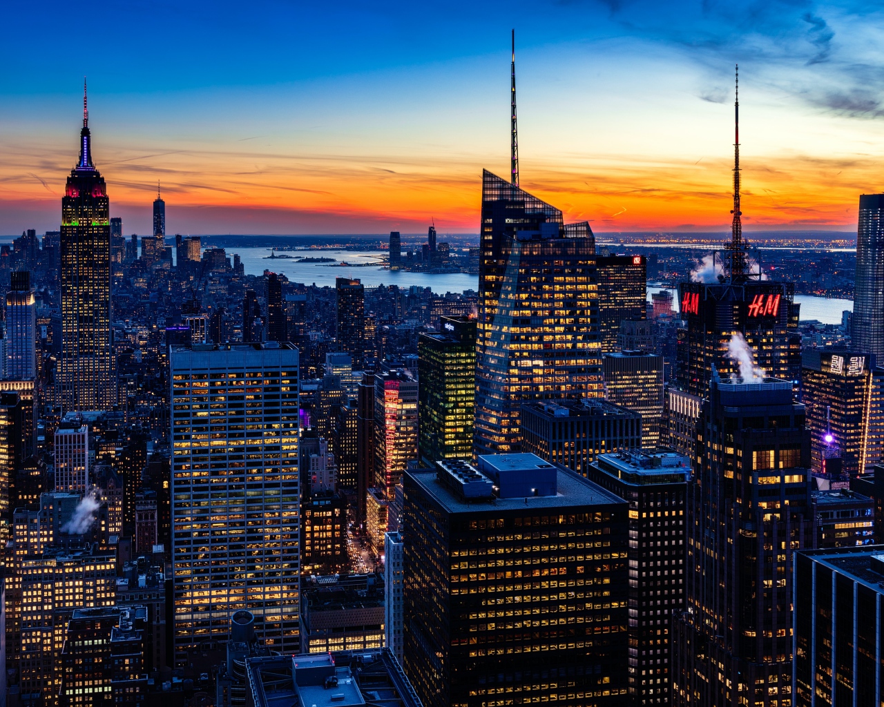 Высокие ночные небоскребы под красивым небом на закате 