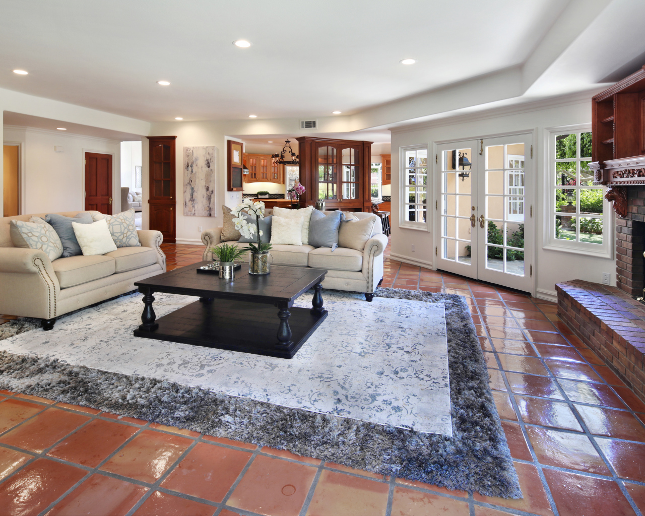 Комната в дорогом двухэтажном доме с камином