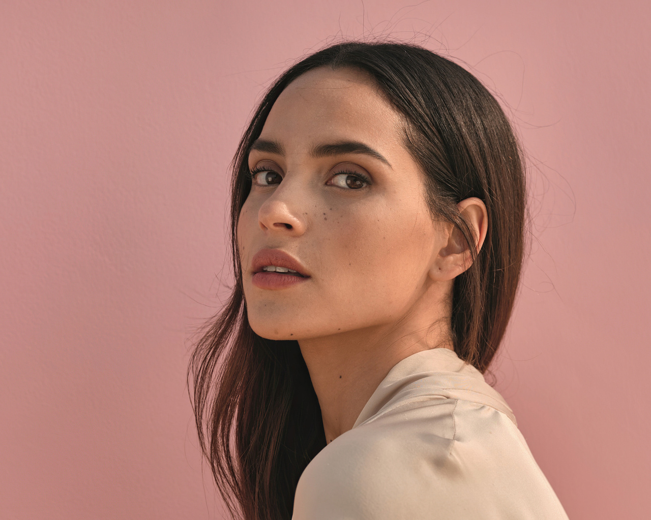 Актриса Адриа Архона на розовом фоне