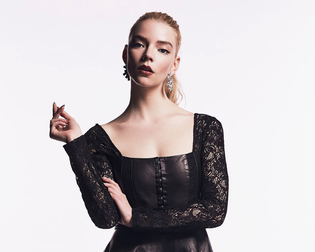 Актриса Аня Тейлор-Джой в черном наряде на белом фоне