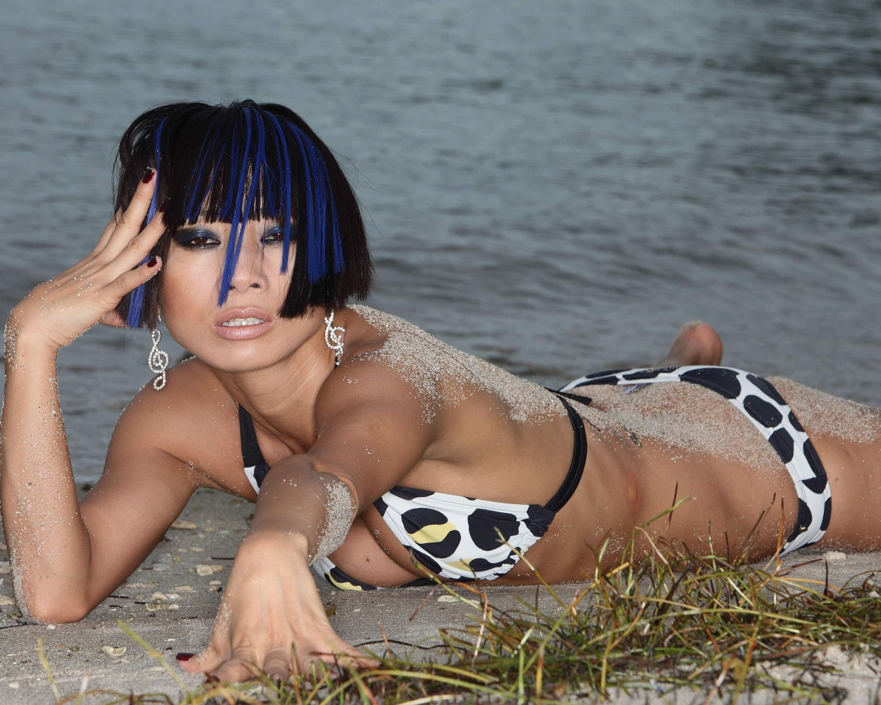 Актриса Бай Лин на пляже