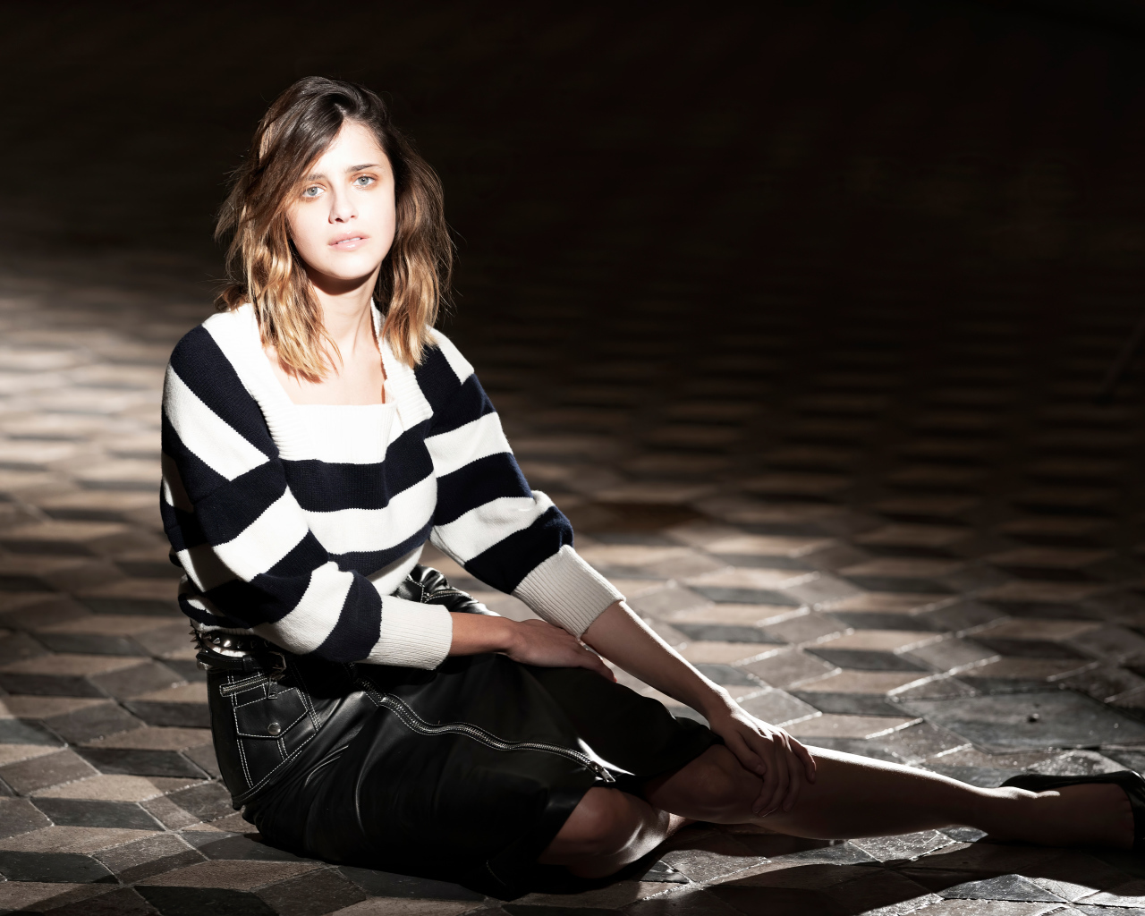 Актриса Бенедетта Поркароли сидит на полу