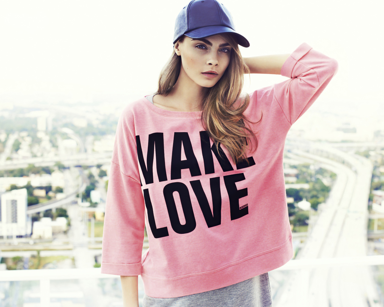 Актриса Кара Делевинь в кепке