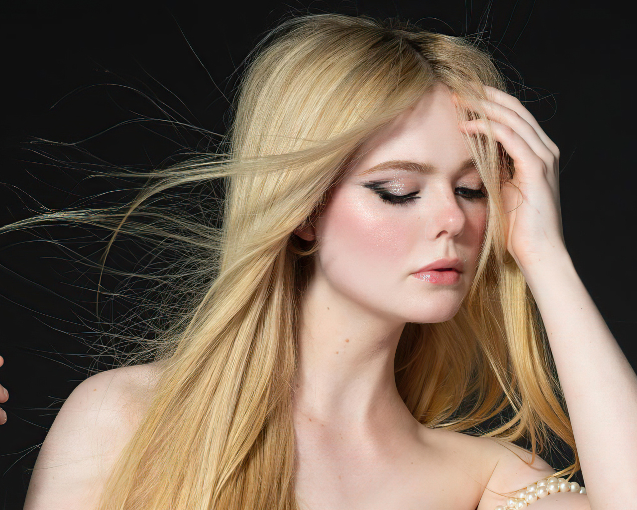 Актриса  Эль Фэннинг на черном фоне