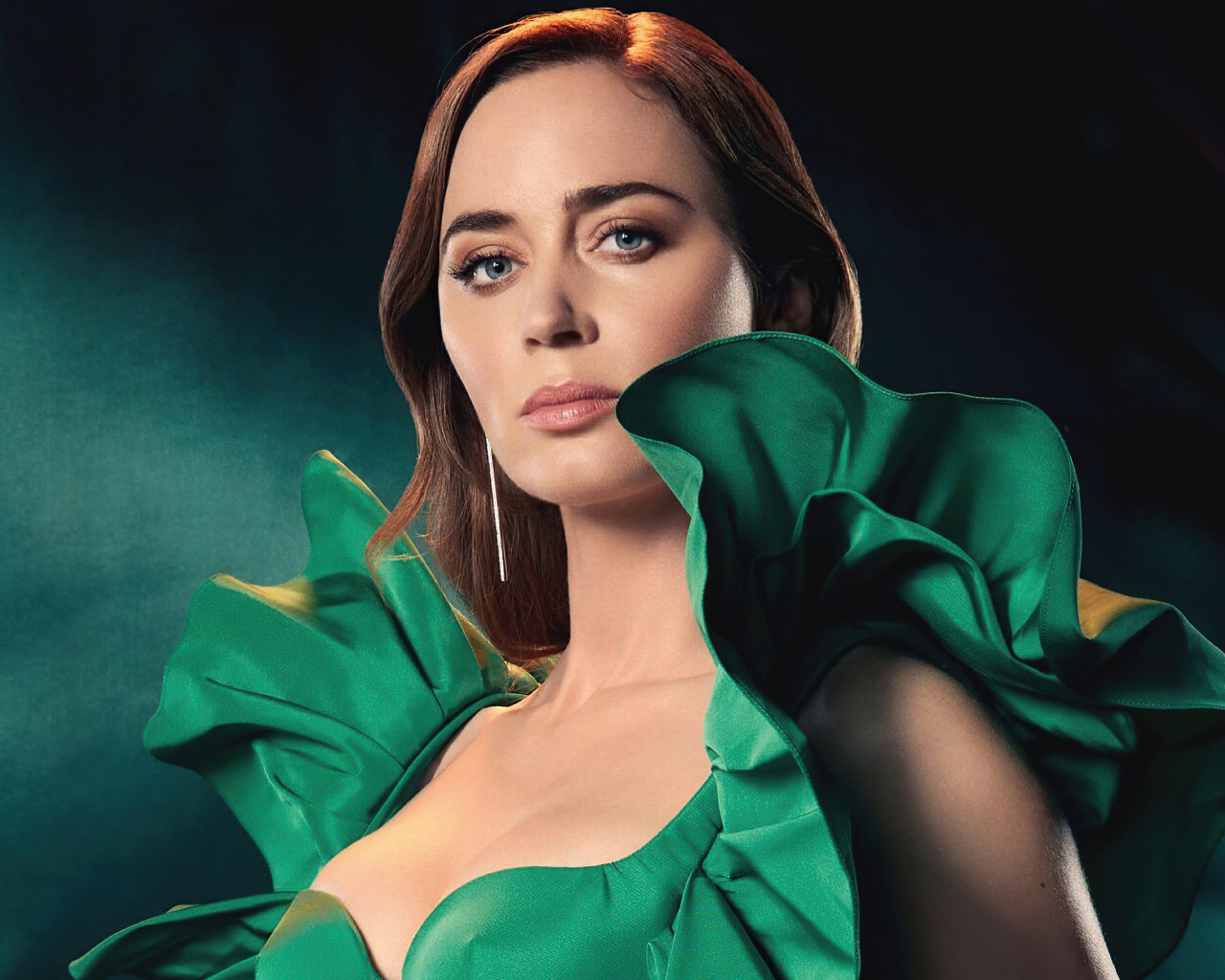 Актриса Эмили Блант в зеленом платье