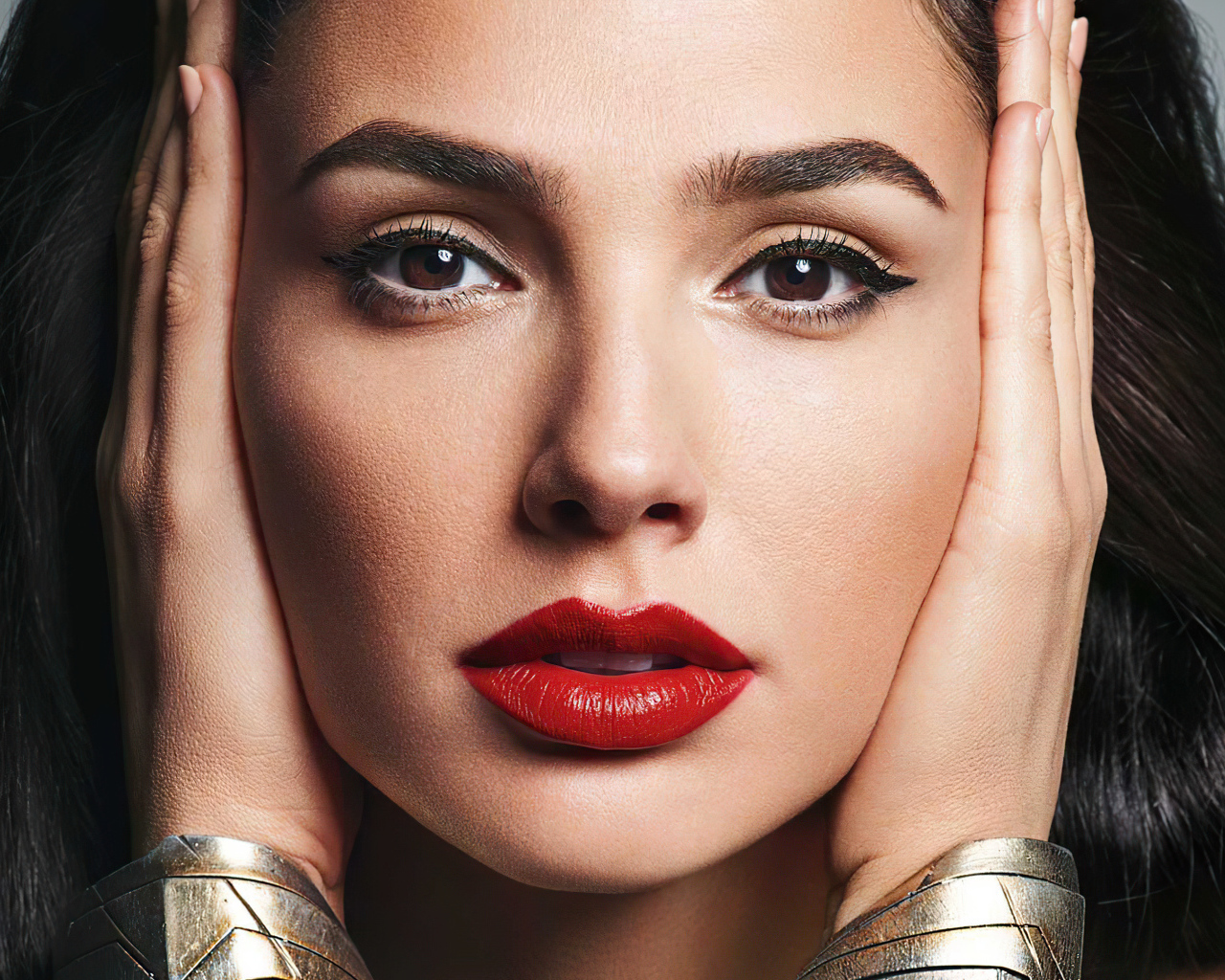 Актриса Галь Гадот крупным планом на сером фоне