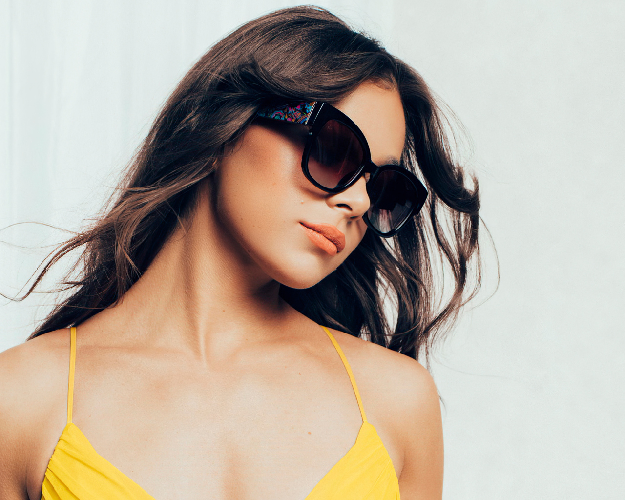 Актриса Хейли Стейнфилд на белом фоне в очках