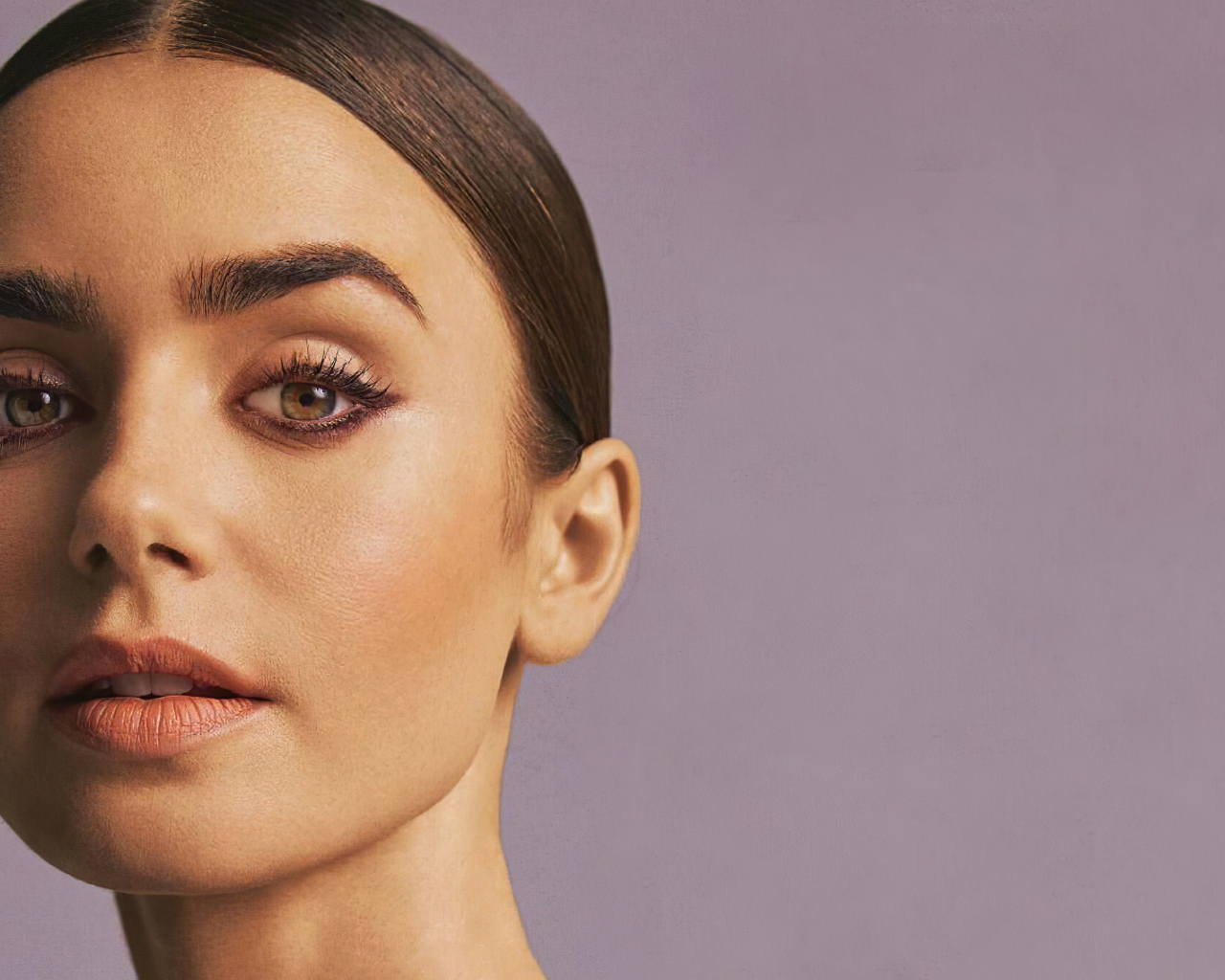 Актриса Лили Коллинз на розовом фоне крупным планом