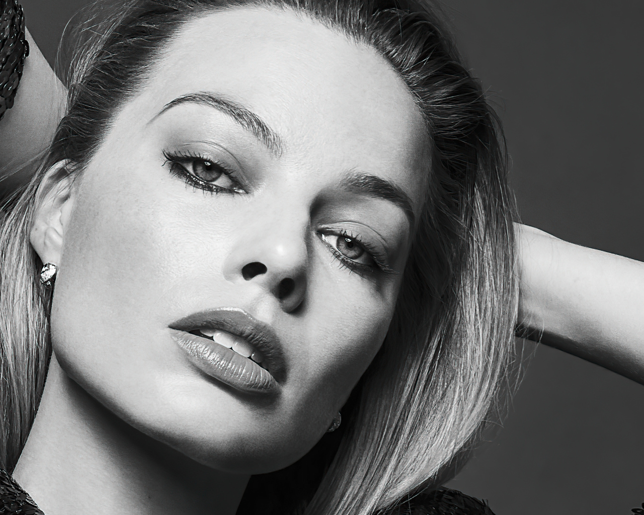 Актриса Марго Робби черно-белое фото