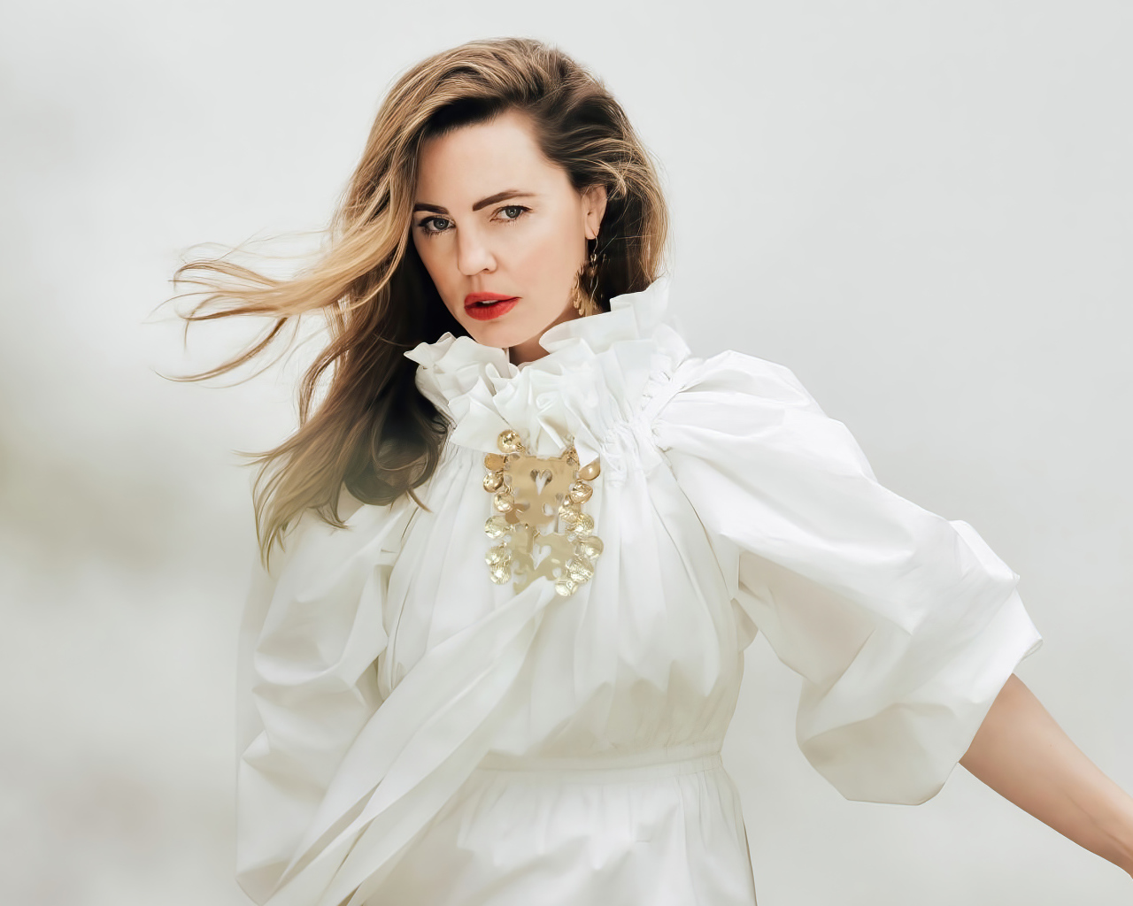 Actress Melissa George in a white dress