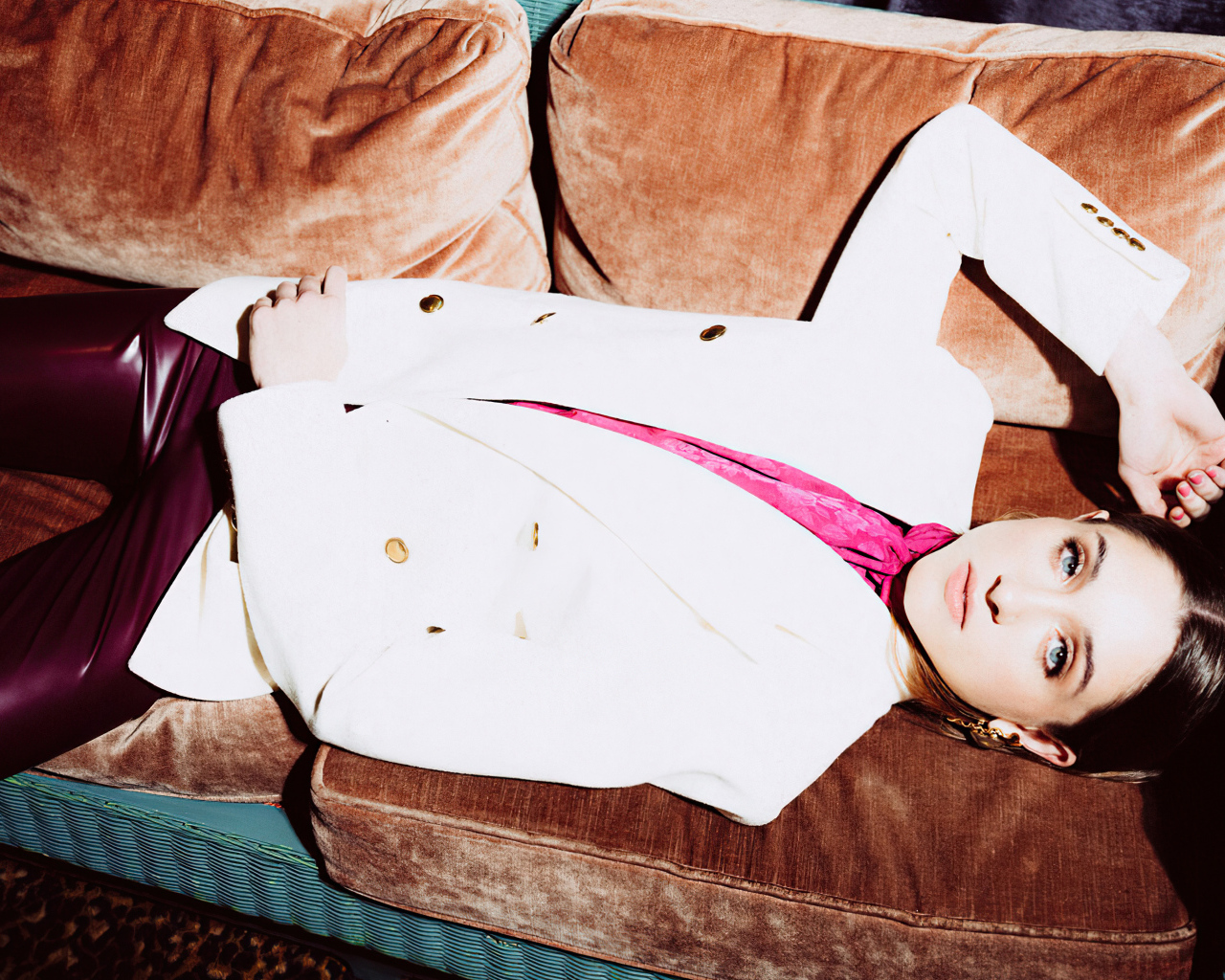 Актриса Наталия Дайер лежит на диване