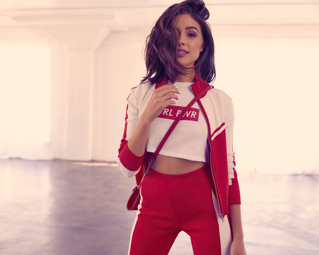 Актриса Оливия Калпо в красном костюме