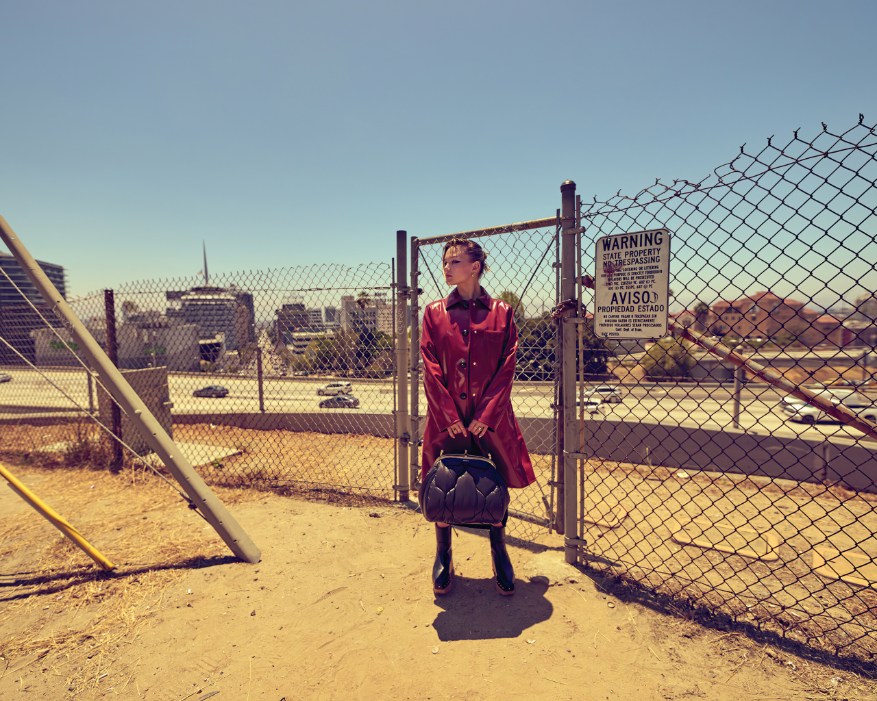 Актриса Оливия Холт в красном пальто