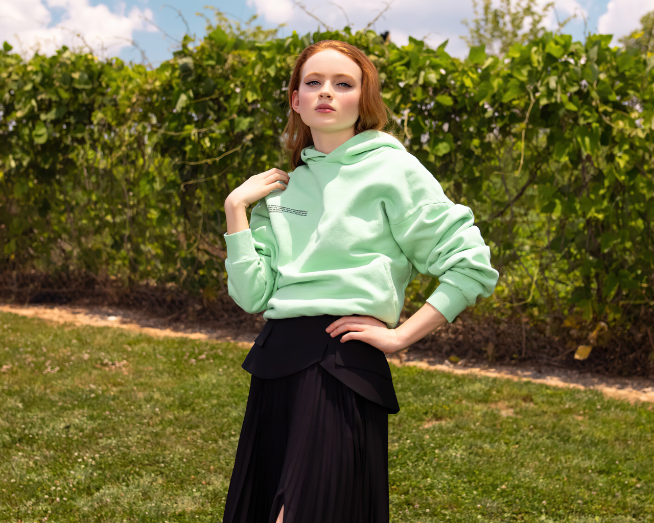 Актриса Сэди Синк в черной юбке