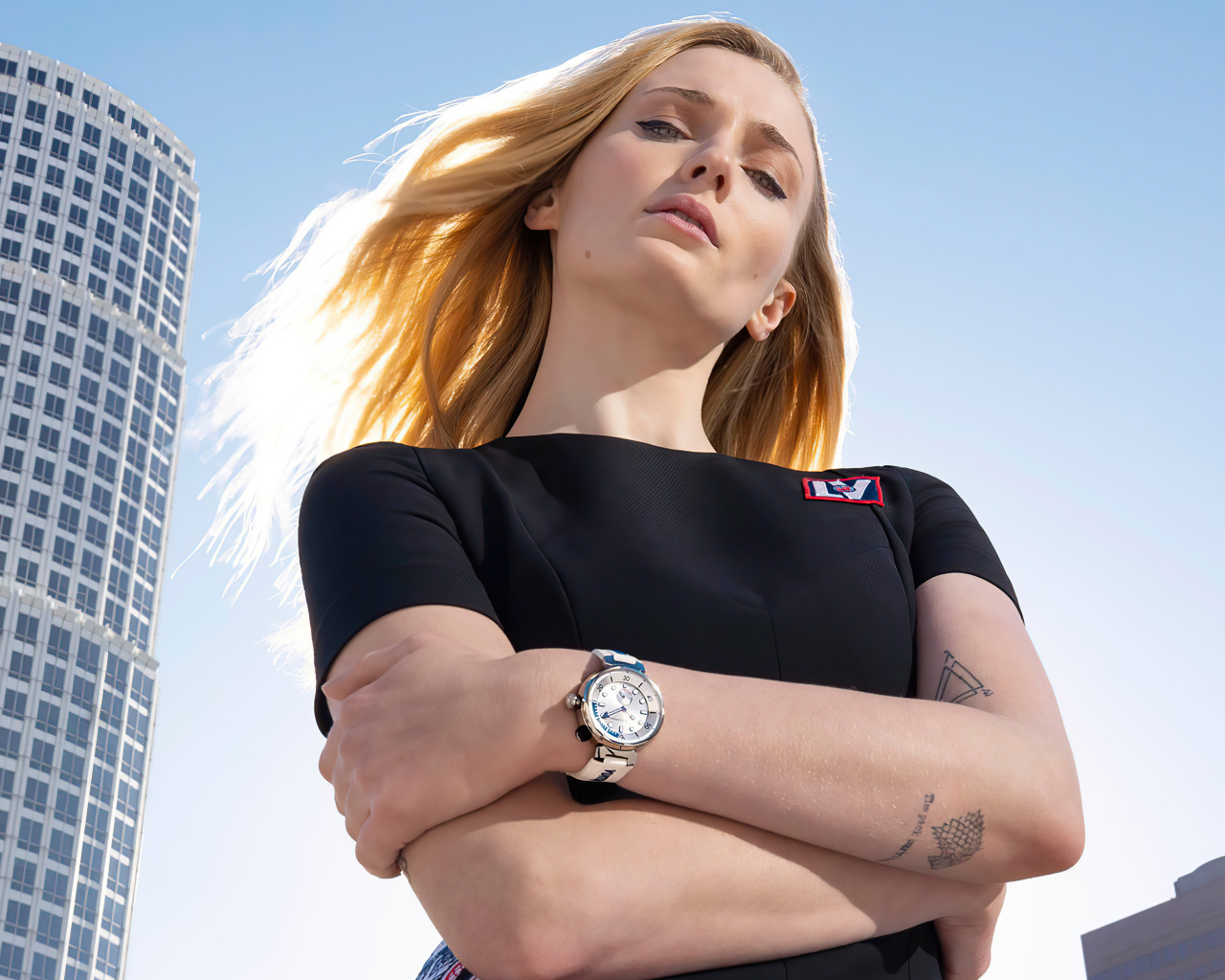 Актриса Софи Тёрнер на фоне небоскреба