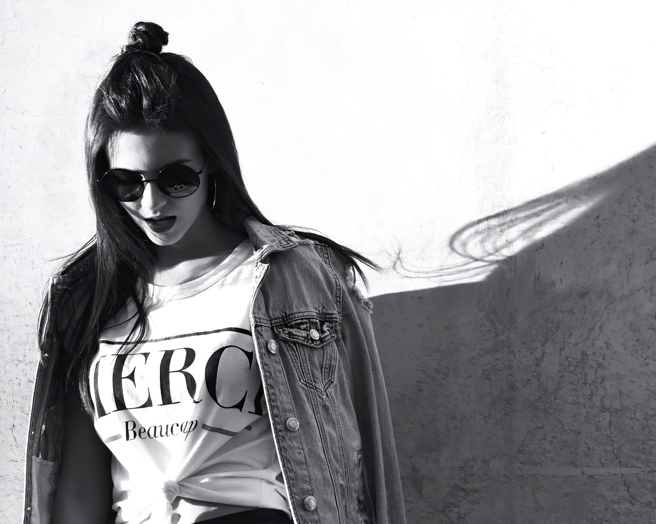 Актриса  Виктория Джастис в очках у стены