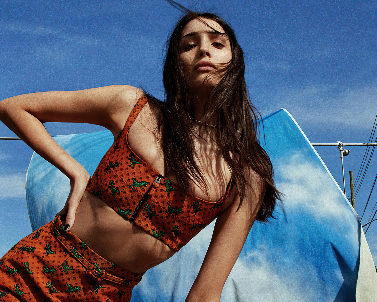 Актриса Цион Морено на фоне неба