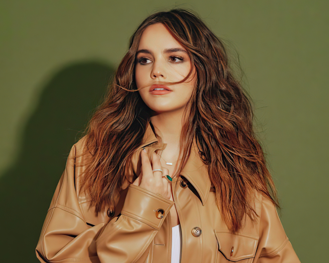 Американская актриса Бэйли Мэдисон в куртке