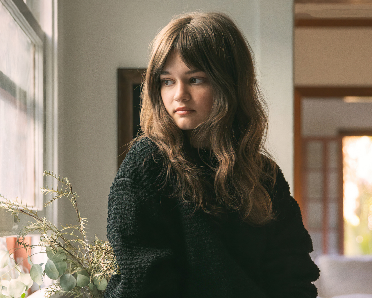 Американская актриса Сиэра Браво в черном свитере