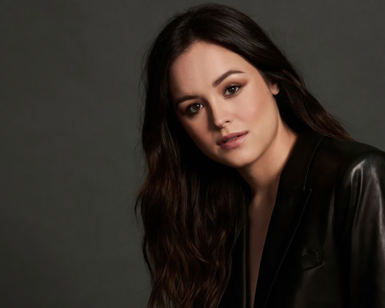 Американская актриса Хейли Оррантия в черной куртке