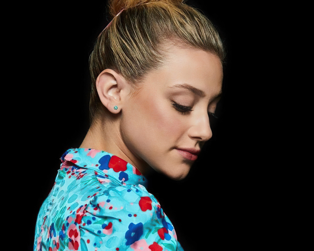 Американская актриса Лили Рейнхарт на черном фоне