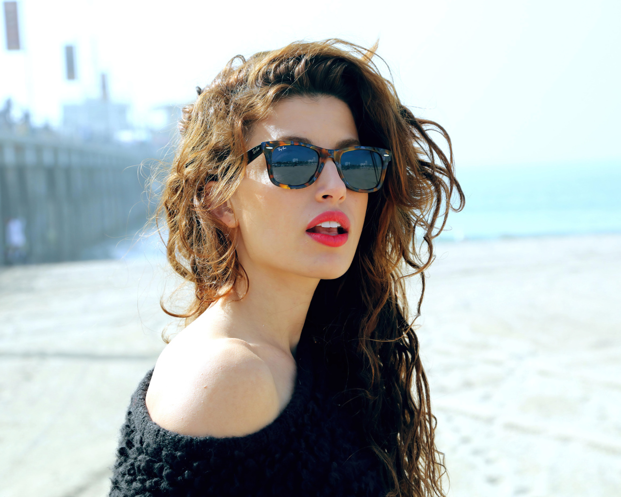 Американская актриса Таня Реймонд в солнечных очках