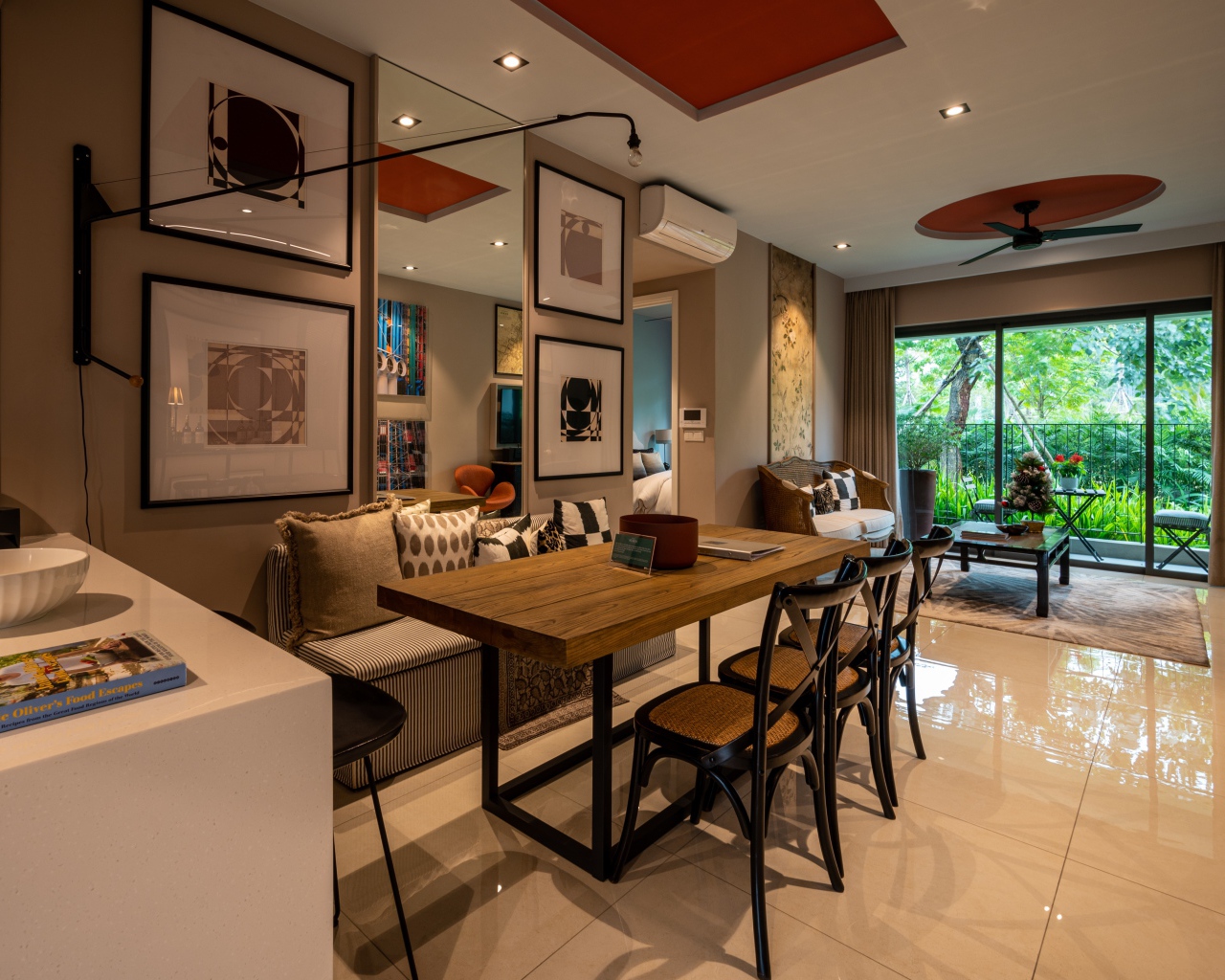 Дубовый стол стоит в просторной гостиной 