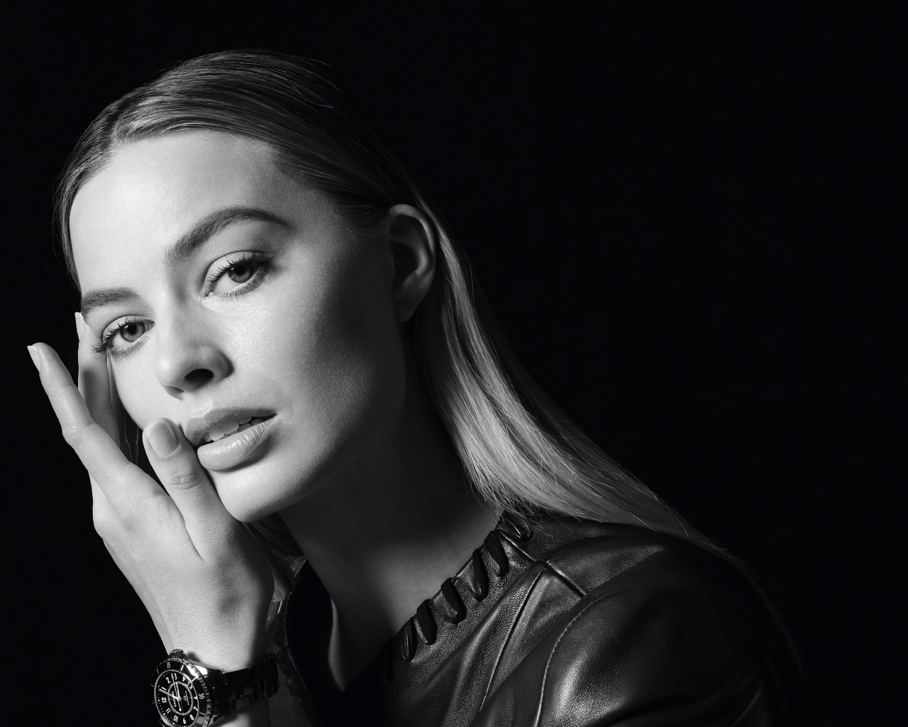 Австралийская актриса Марго Робби на черном фоне