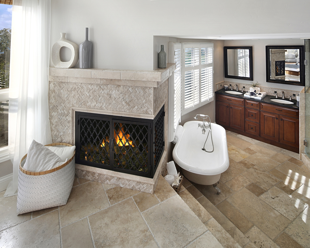 Ванная комната с камином у окна