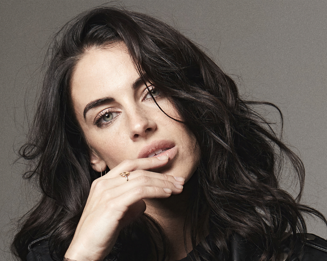 Красивая канадская актриса Джессика Лаундс на сером фоне