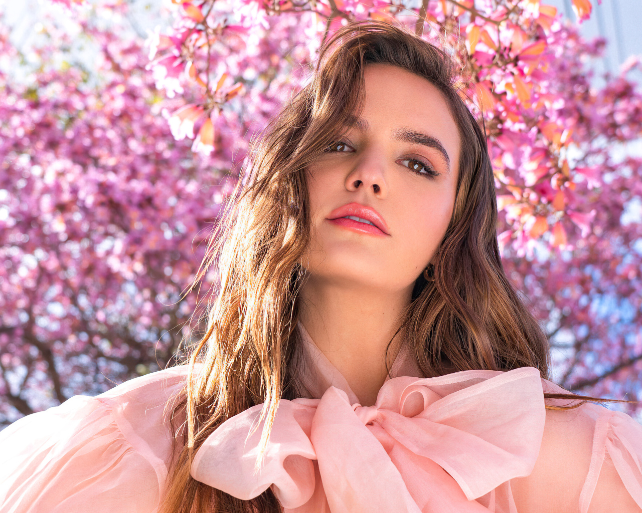 Красивая  актриса Бэйли Мэдисон в розовом