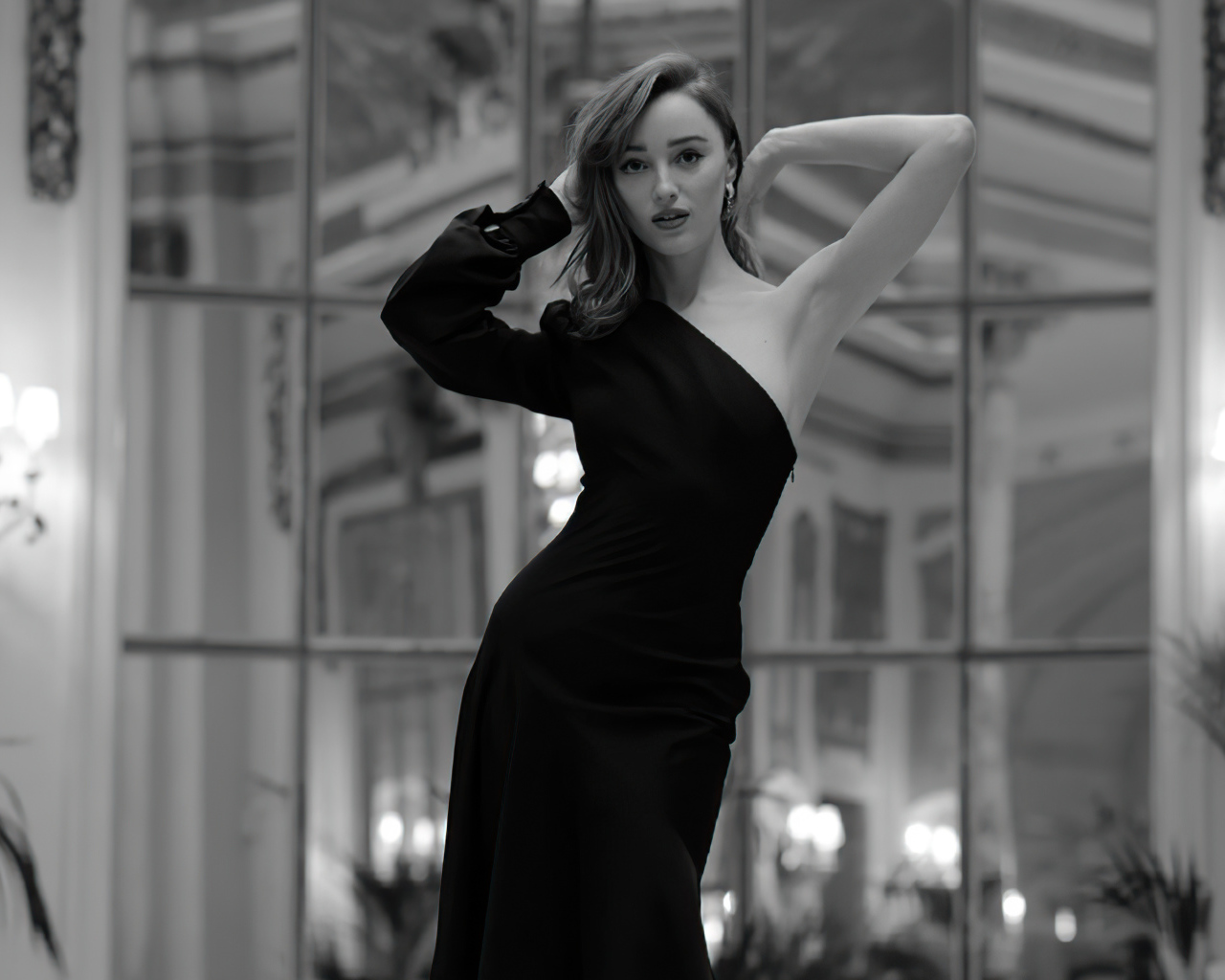 Красивая актриса Фиби Дайневор в черном платье