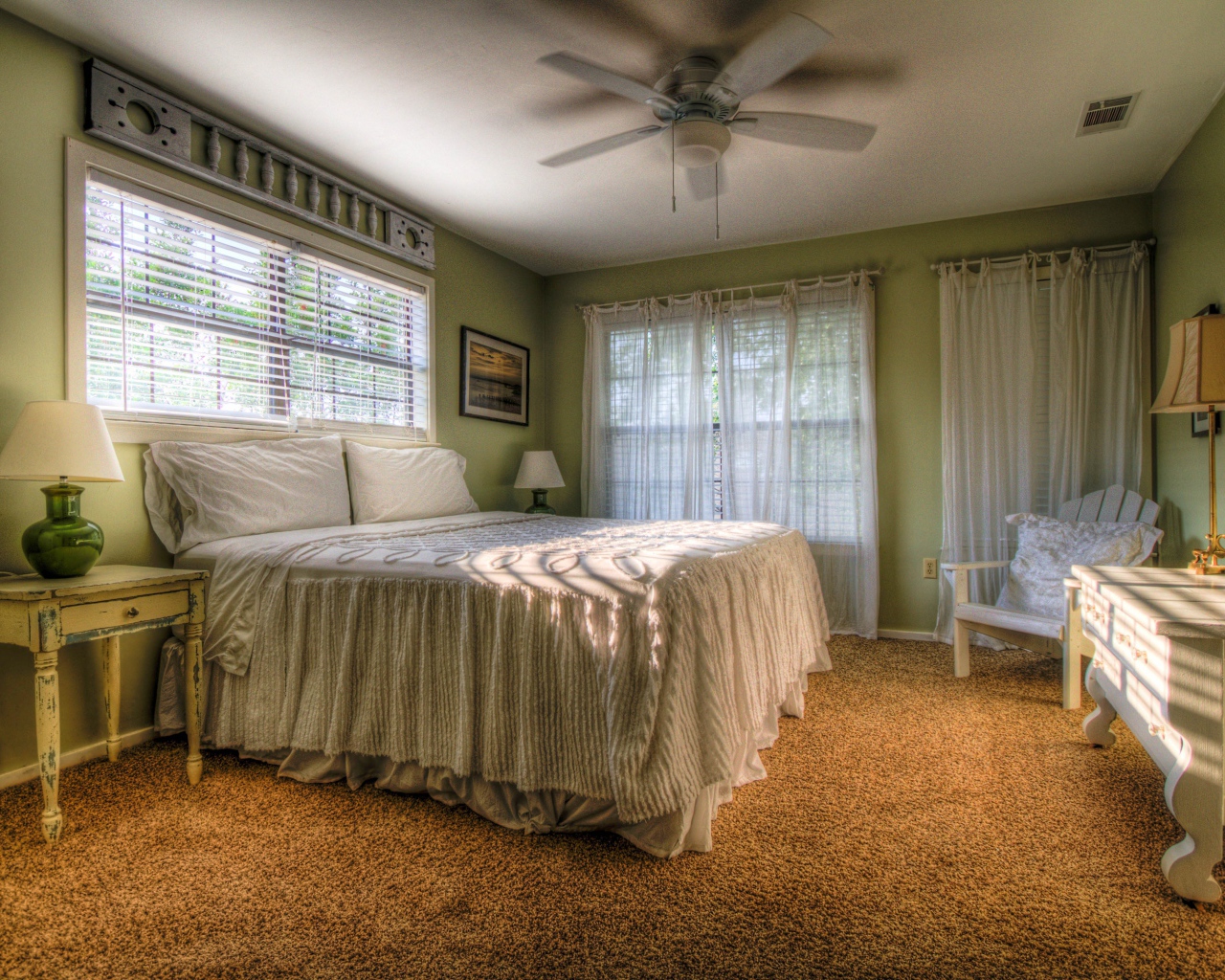 Красивая спальня с большой кроватью 