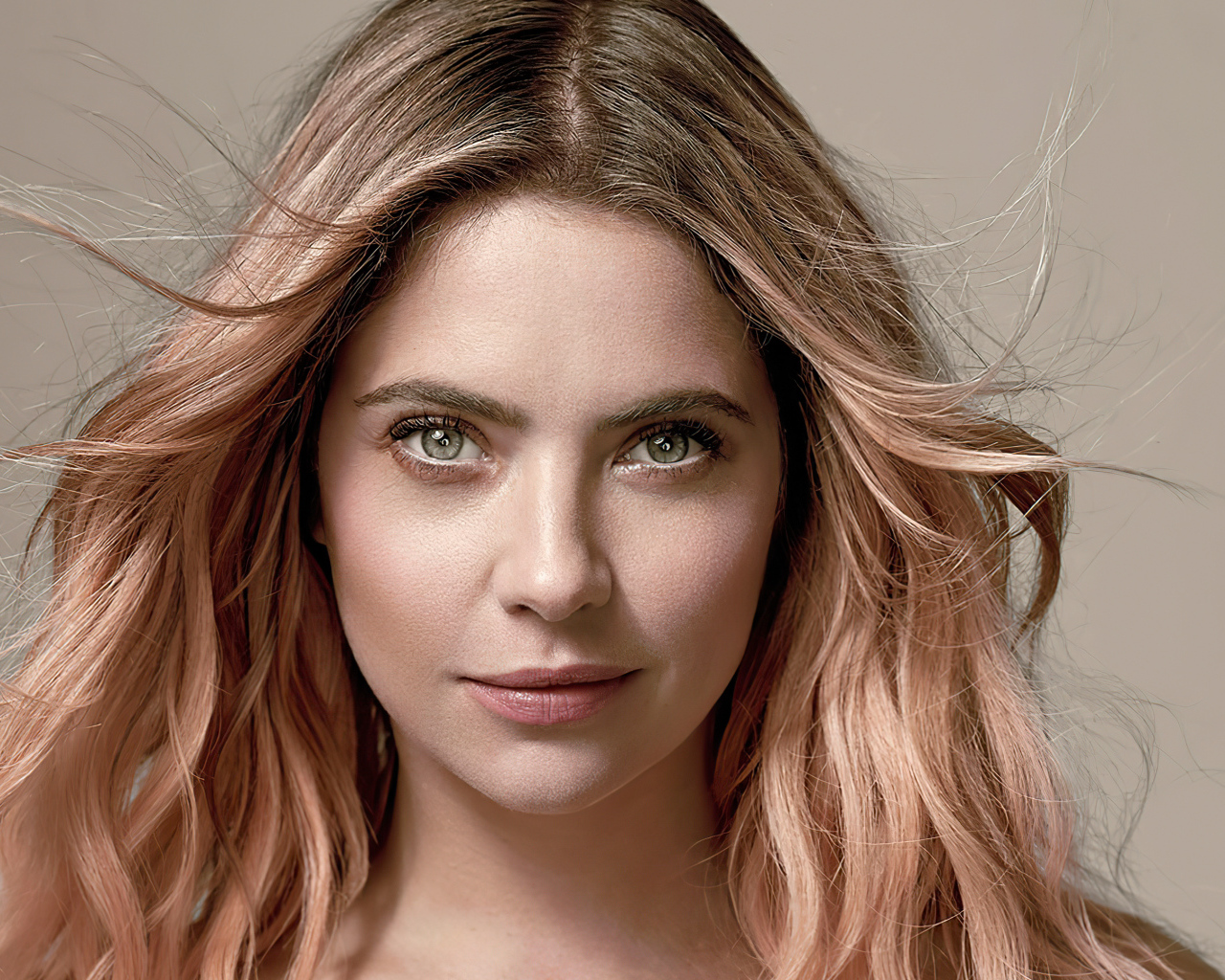 Красивая блондинка актриса Эшли Бенсон