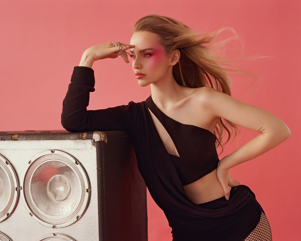 Красивая блондинка актриса Дав Кэмерон на розовом фоне