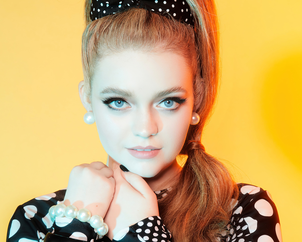 Красивая голубоглазая девушка Джэйд Петтиджон на желтом фоне