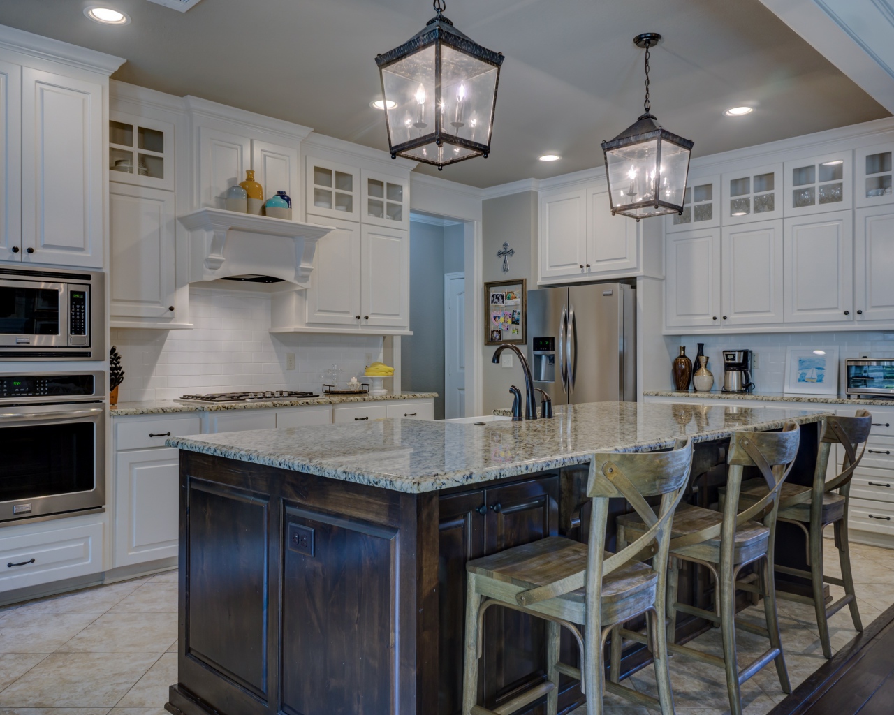 Красивая светлая кухня со светильниками