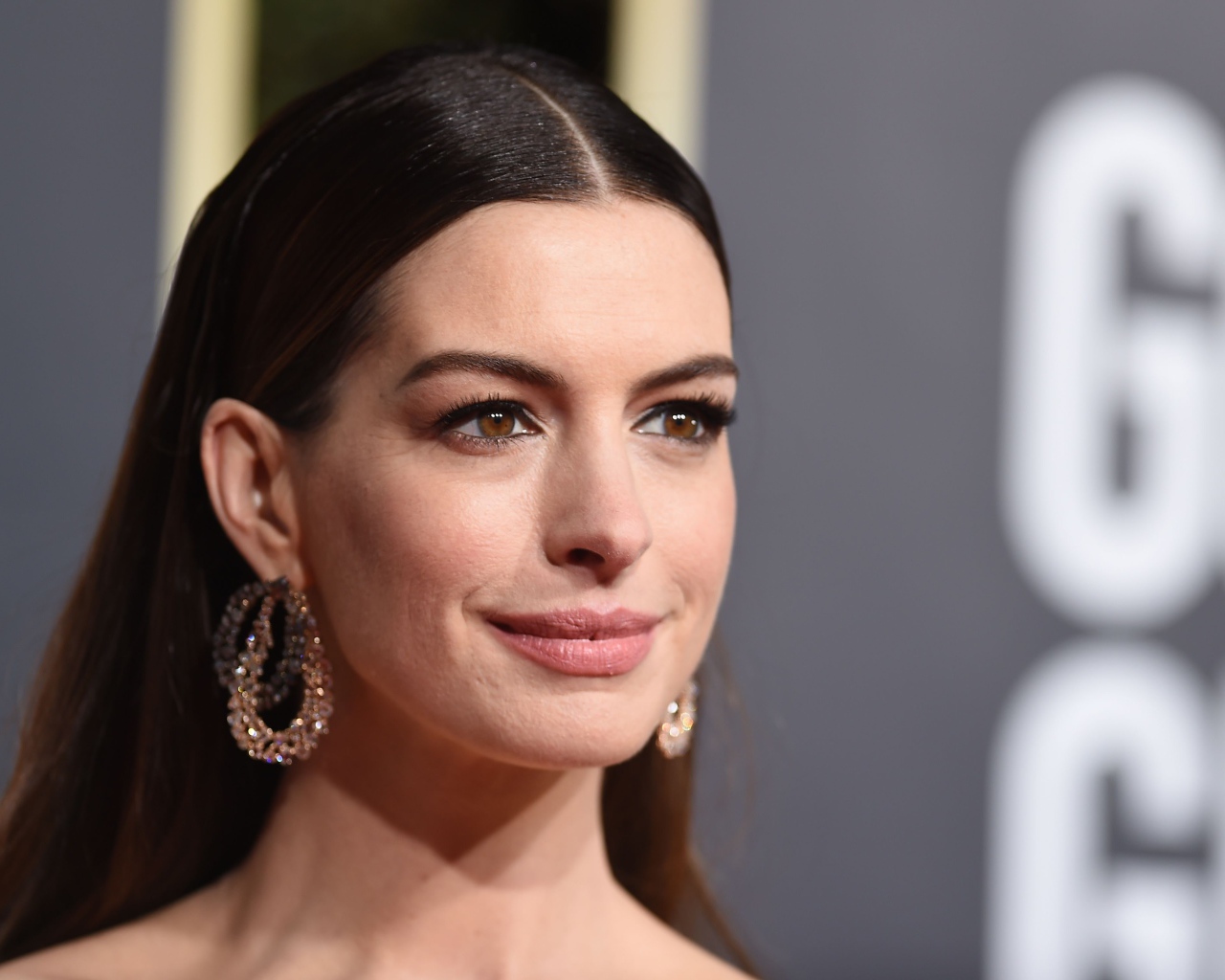 Красивая кареглазая актриса Энн Хэтэуэй