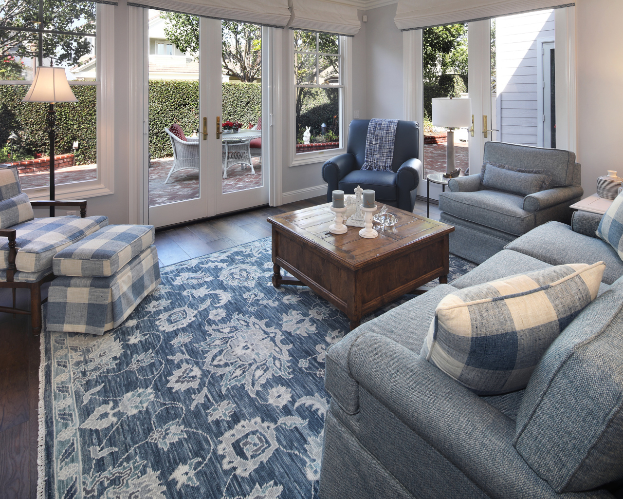 Красивая мебель в гостиной комнате в доме