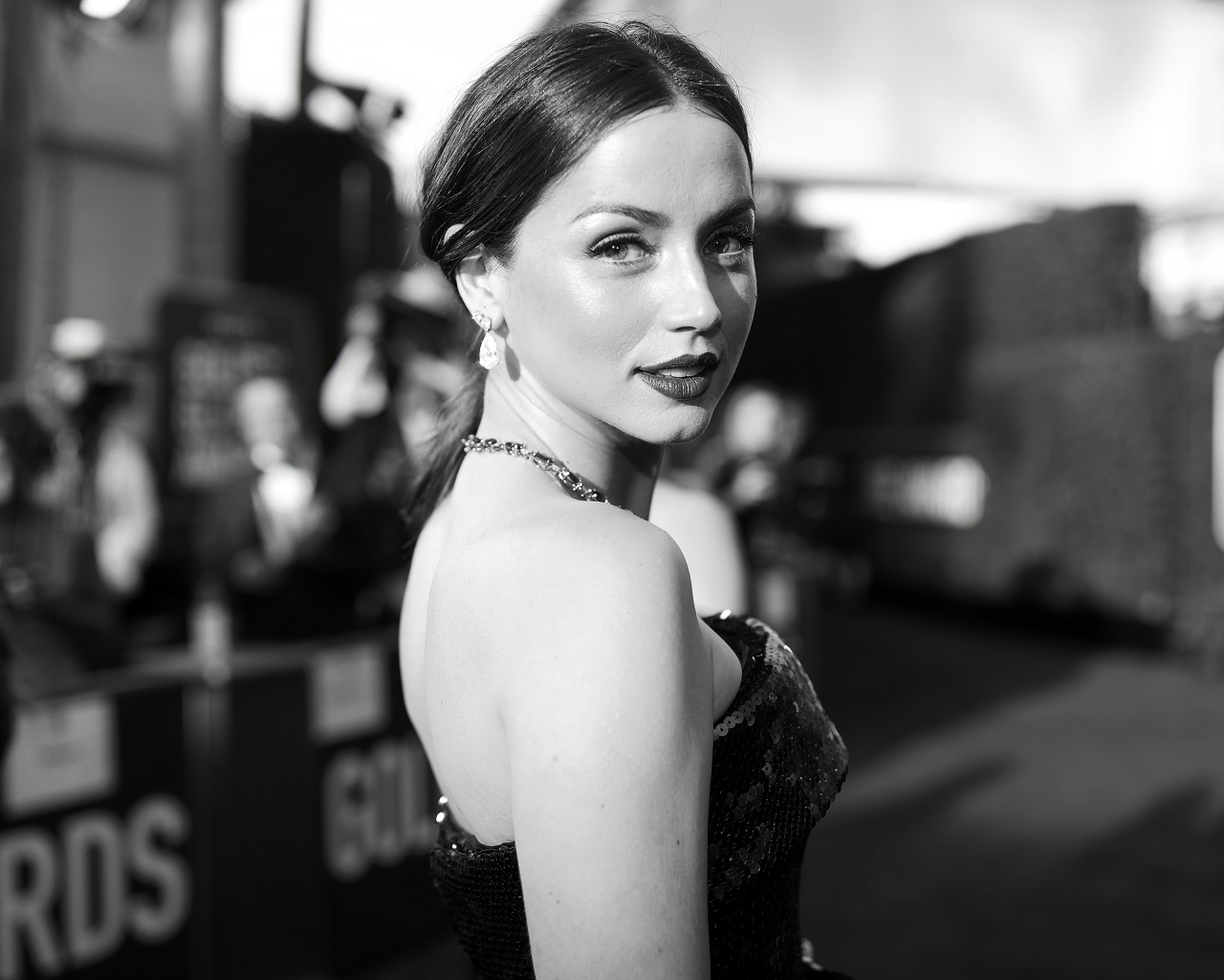 Красивая девушка, актриса Ана де Армас в черном платье