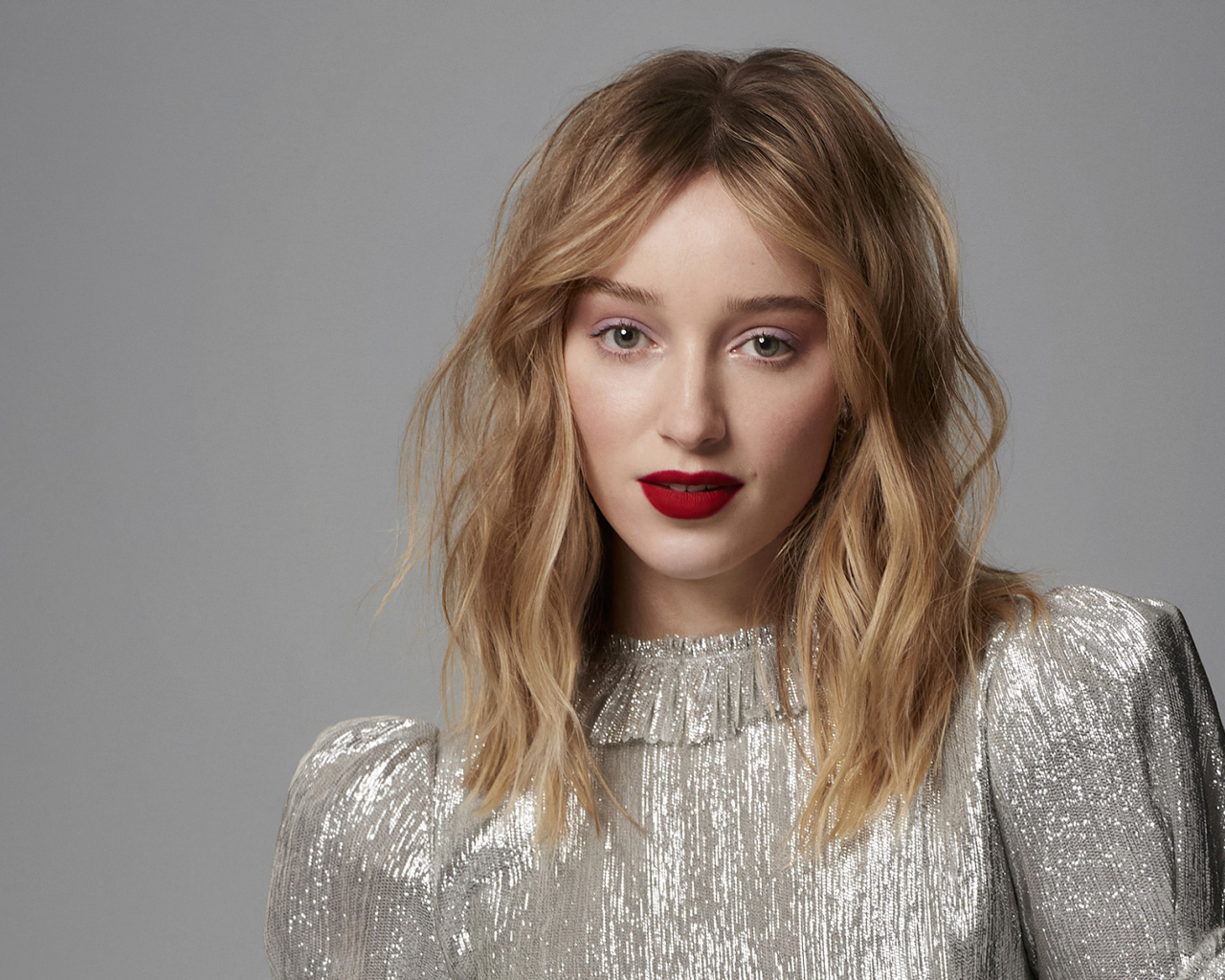 Красивая девушка актриса Фиби Дайневор на сером фоне в блестящем платье