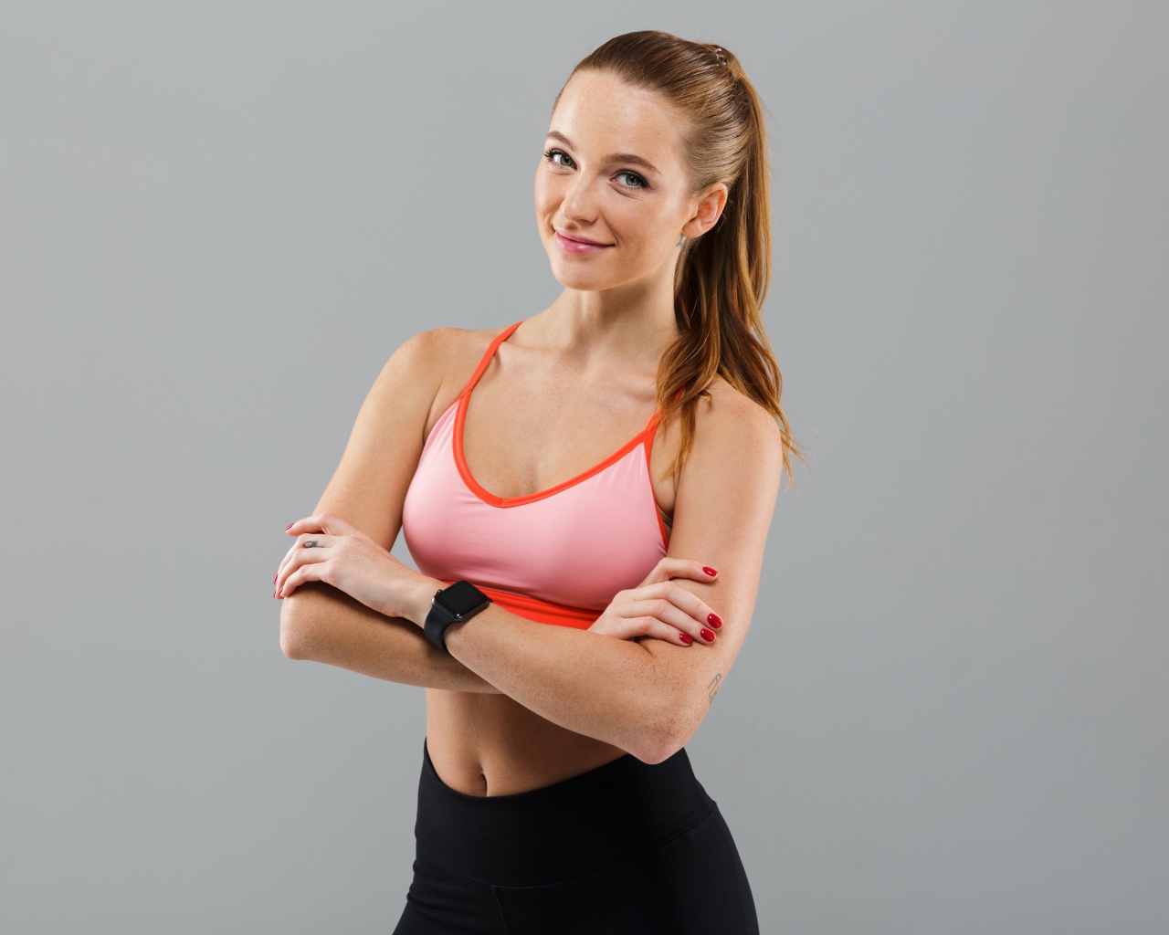Красивая девушка в топике на сером фоне 