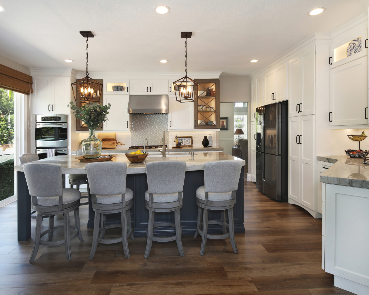 Красивая кухня с белой мебелью у окна