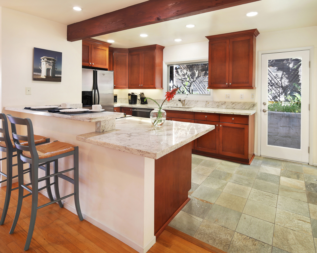 Красивая большая кухня с деревянной мебелью